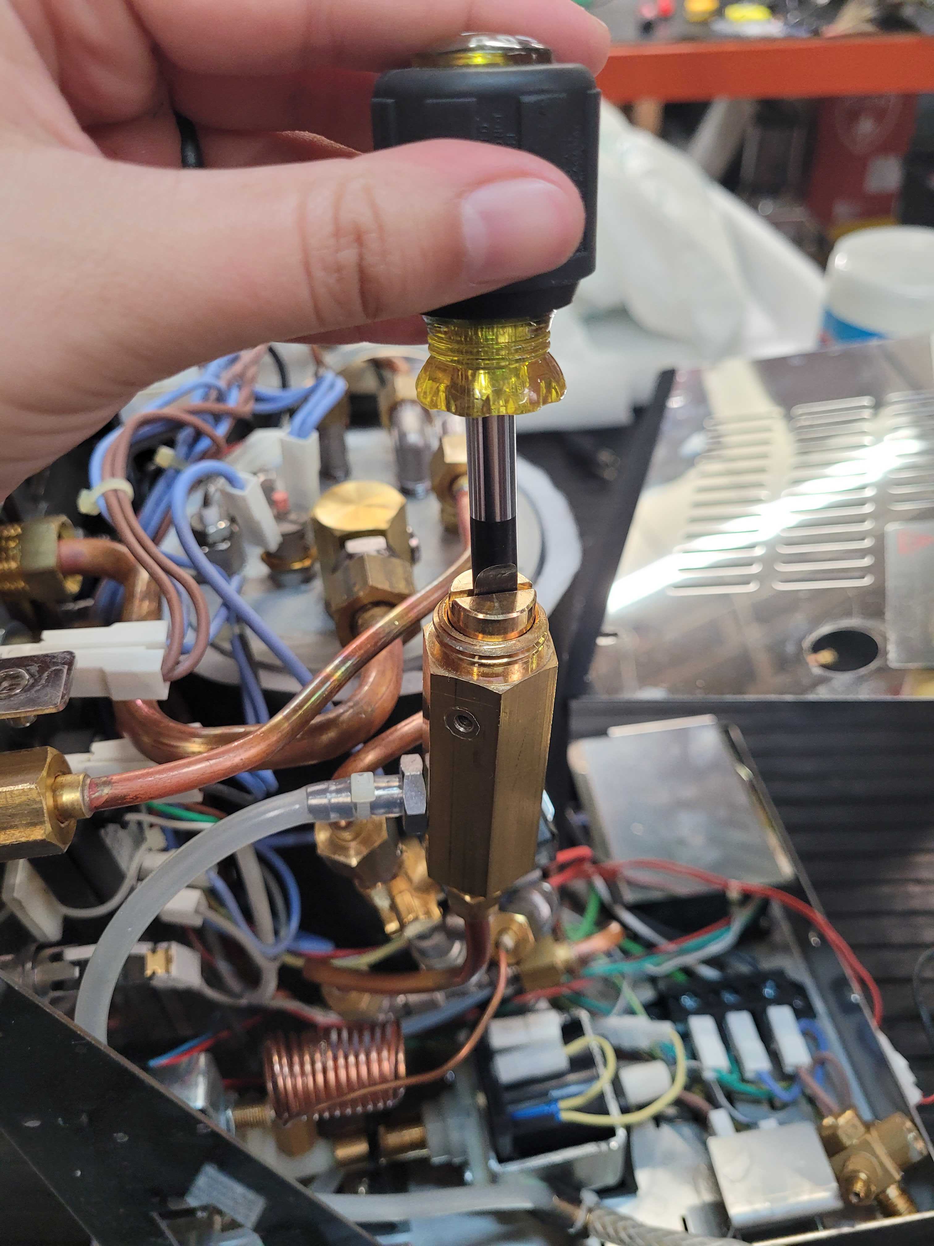 LUCCA X58 Cleaning/Replacing the Expansion Valve Seat Gasket